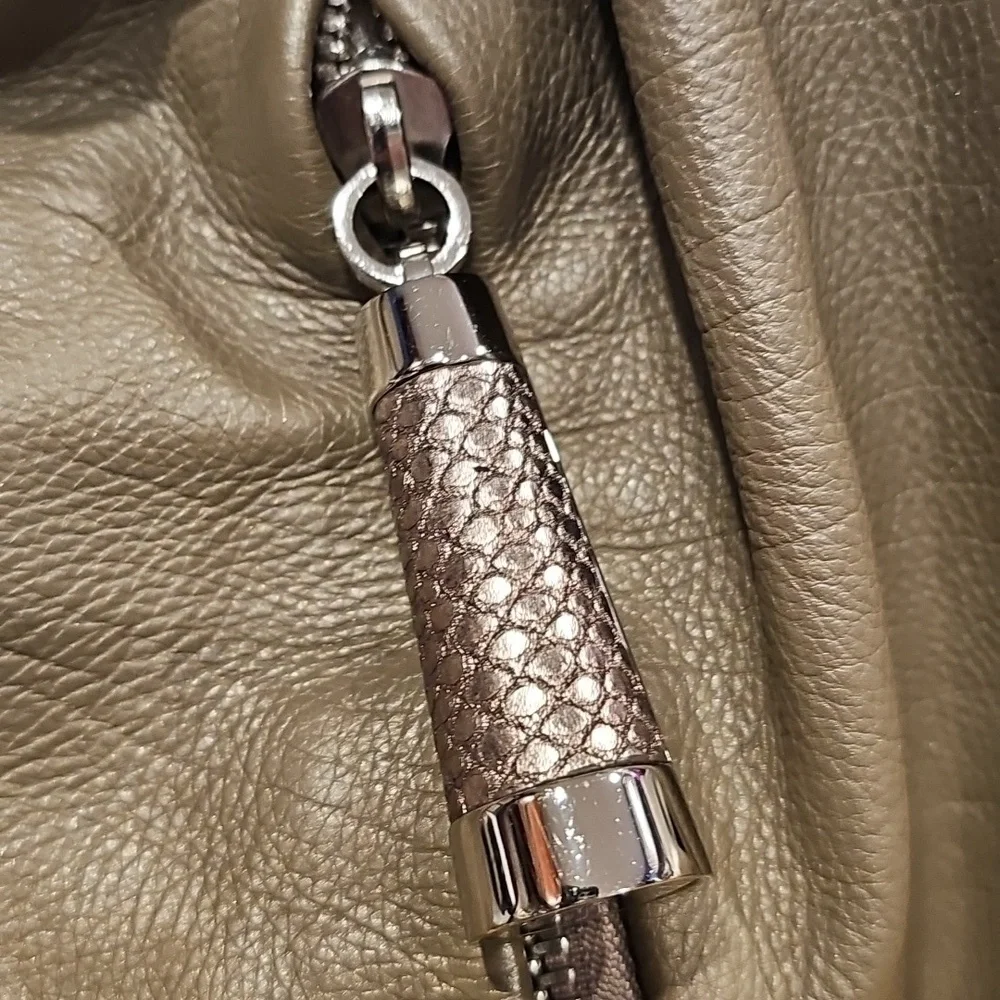 Michael Kors Collection Tonne Taupe Hobo Shoulder Bag EUC BMK-1109H